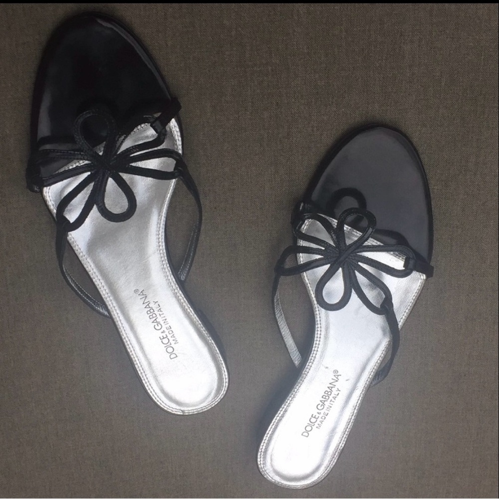 DOLCE & GABBANA Black Patent Flat Sandal with Flower Detail - Picture 2 of 8